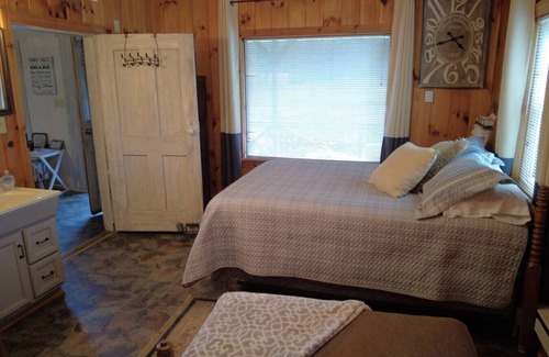 Burks Fork House | Hog Mt Retreat by Buffalo Mountain Getaway
