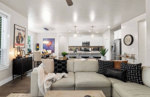Northwest Boise City House | Hole in One Place with Jacuzzi. 4 Bedrooms 1 King and 3 Queens with Ping Pong - Darts - Slots Machines and Game Room. With 4 comfortable bedrooms, 2.5 bathrooms, an office, a bonus game/workout room, and a cozy outdoor s space to relax in the Jacuzz