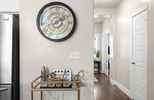 Northwest Boise City House | Hole in One Place with Jacuzzi. 4 Bedrooms 1 King and 3 Queens with Ping Pong - Darts - Slots Machines and Game Room. With 4 comfortable bedrooms, 2.5 bathrooms, an office, a bonus game/workout room, and a cozy outdoor s space to relax in the Jacuzz