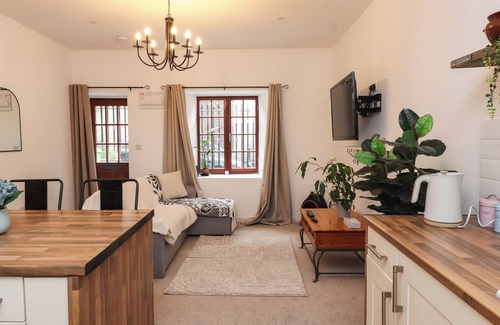 Bont Newydd Cottage | HOLE IN THE WALL, romantic, country holiday cottage in Caernarfon
