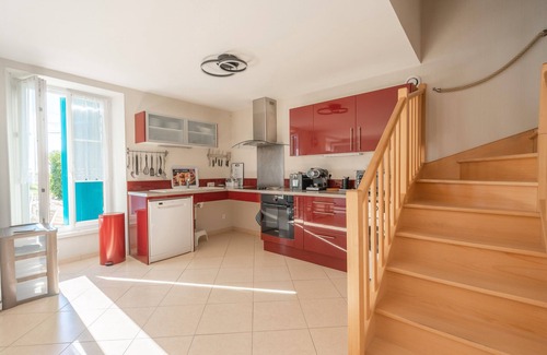 Chenac-Saint-Seurin-d'Uzet House | Holiday Home 'Gîte Du Chai' with Sea View, Private Terrace and Wi-Fi