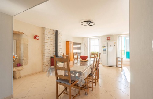 Chenac-Saint-Seurin-d'Uzet House | Holiday Home 'Gîte Du Chai' with Sea View, Private Terrace and Wi-Fi