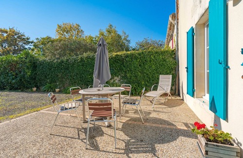 Chenac-Saint-Seurin-d'Uzet House | Holiday Home 'Gîte Du Chai' with Sea View, Private Terrace and Wi-Fi