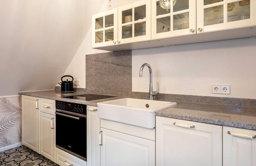 Oberrotweil Apartment | Holiday Apartment 'Veilchen' with Shared Garden, Balcony and Wi-Fi