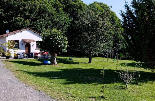 Saint-Pardoux-l'Ortigier House | Holiday Home 'Gîte Saint Pardoux L'ortigier' with Private Terrace, Private Garden and Wi-Fi