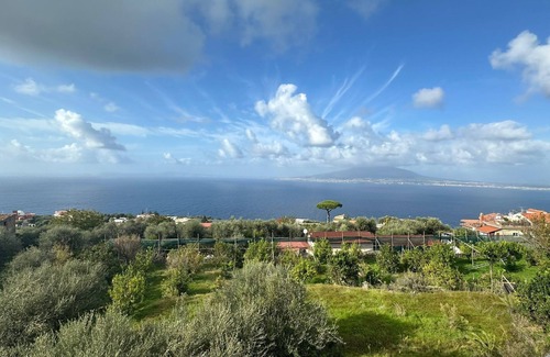Monte Chiaro House | Holiday Home 'Monolocale Con Vista Mare' with Sea View, Wi-Fi and Air Conditioning