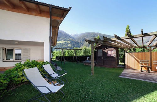 Castelbello-Ciardes Apartment | Holiday Apartment "Waalhof Ferienwohnung Golden" with Mountain View, Shared Garden and Wi-Fi