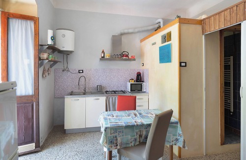 La Spezia Apartment | Holiday Apartment Acciuga House with Balcony, Shared Garden & Wi-Fi