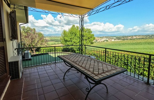 Gualdo Cattaneo Apartment | Holiday Apartment "Villa Rita - Lavanda" with Mountain View, Shared Pool & Wi-Fi