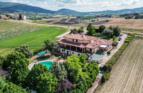 Gualdo Cattaneo Apartment | Holiday Apartment "Villa Rita - Fresia" with Mountain View, Shared Pool & Wi-Fi