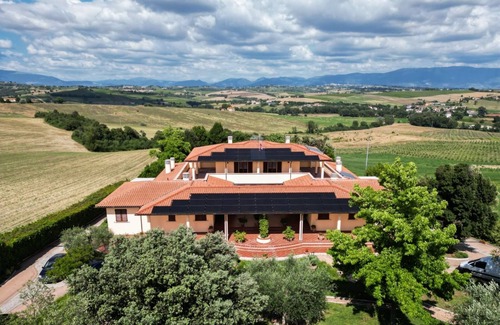 Gualdo Cattaneo Apartment | Holiday Apartment "Villa Rita - Fresia" with Mountain View, Shared Pool & Wi-Fi