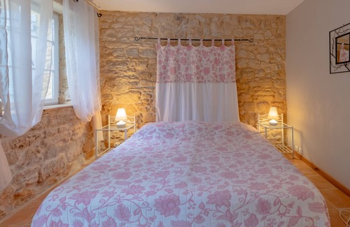 Sainte-Mondane Apartment | Holiday Apartment "Gite Beynac" with Shared Heated Pool, Shared Garden & Wi-Fi