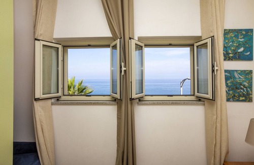 Capo d'Orlando Apartment | Holiday Apartment 'Solkira' close to the Beach with Sea View, Balcony & Wi-Fi