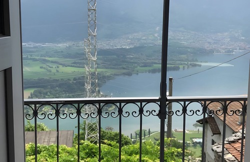 Burano Apartment | Holiday Apartment '3' with Lake View, Shared Pool and Wi-Fi