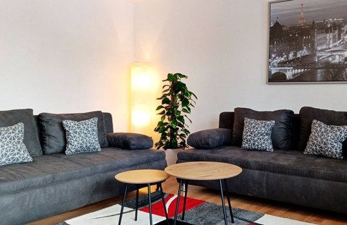 Wallersheim Apartment | Holiday Apartment 'Abendsonne Upper Floor with Balcony' with Wi-Fi