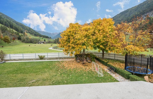 Valle Aurina Apartment | Holiday Apartment 'Alpen Living' with Mountain View, Shared Garden & Wi-Fi