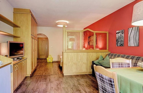 Saltusio Apartment | Holiday Apartment "Alpenhof Lodge Almrose II" with Mountain View, Pool & Wi-Fi