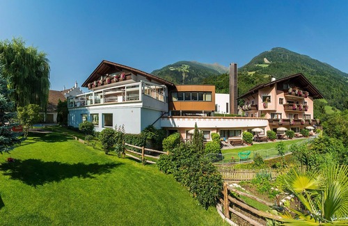 Saltusio Apartment | Holiday Apartment "Alpenhof Lodge Almrose II" with Mountain View, Pool & Wi-Fi