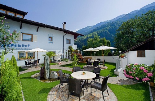 Saltusio Apartment | Holiday Apartment "Alpenhof Lodge Almrose II" with Mountain View, Pool & Wi-Fi