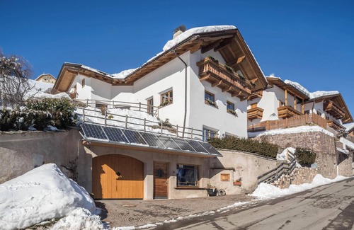 Bulla Apartment | Holiday Apartment “Arbea - Orde” with Mountain View, Wi-Fi & Garden