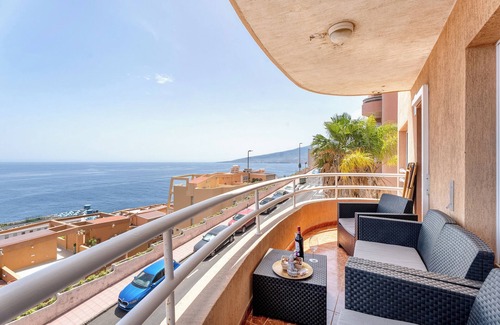 Radazul Apartment | Holiday Apartment 'Beautiful 3 Bedrooms Wifi Sea View' with Sea View, Wi-Fi and Air Conditioning