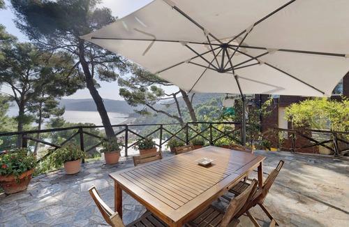 Torre del Mare Apartment | Holiday Apartment "Belvedere Su Bergeggi In Villa" with Sea View, Shared Pool & Private Terrace