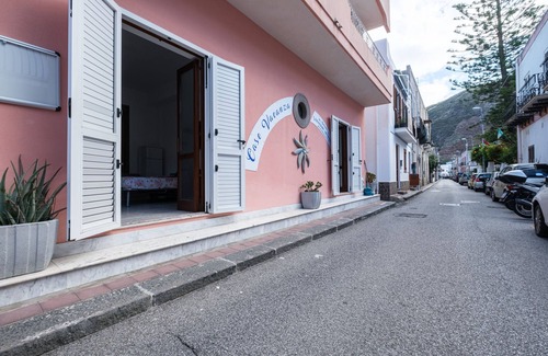 Canneto Apartment | Holiday Apartment "Case Vacanza Armando Mono Salina" near Beach with Shared Terrace & Wi-Fi