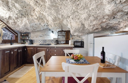 Tijarafe Apartment | Holiday Apartment "Cueva El Desvelo" with Sea View, 3 Private Terraces & Wi-Fi