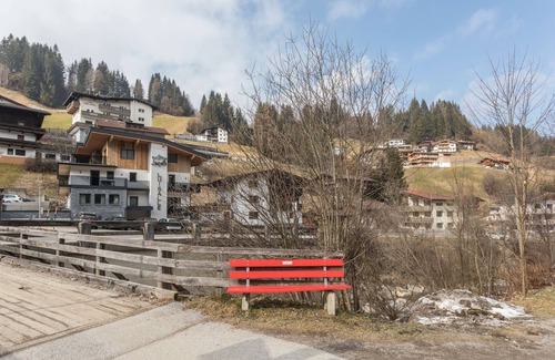 Auffach Apartment | Holiday Apartment 'Dorfblick' with Mountain View, Shared Garden & Wi-Fi