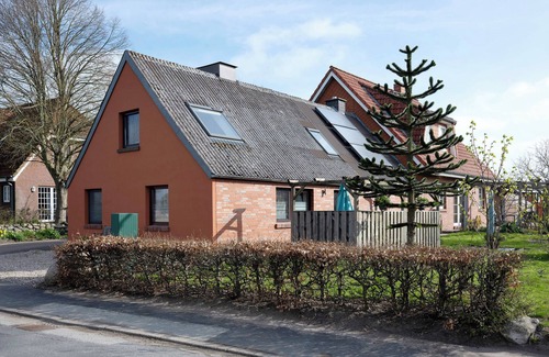Oesterwurth House | Holiday Apartment 'Ferienhaus Op'n Doerp' with Private Terrace, Private Garden and Wi-Fi