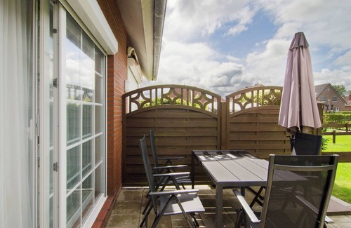 Neßmersiel Apartment | Holiday Apartment 'Ferienhaus Deichblick Nessmersiel' with Private Terrace, Private Garden and Wi-Fi