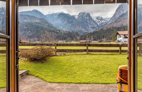 Obergrainau Apartment | Holiday Apartment "Frühholz - Wank" with Mountain View, Private Terrace & Wi-Fi