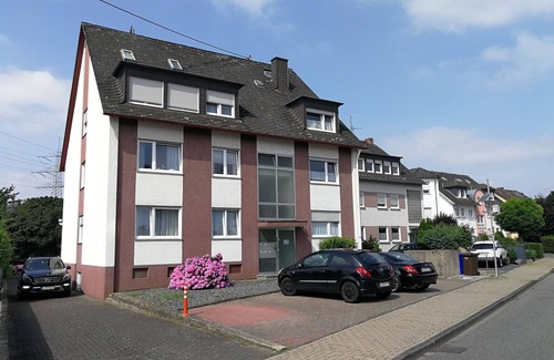 Wallersheim Apartment | Holiday Apartment 'Haus Abendsonne Hochparterre Klein' with Shared Terrace, Balcony and Wi-Fi