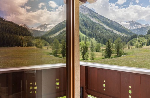Madseit Apartment | Holiday Apartment 'Haus Marchegg - Glacier' with Mountain View, Balcony and Wi-Fi