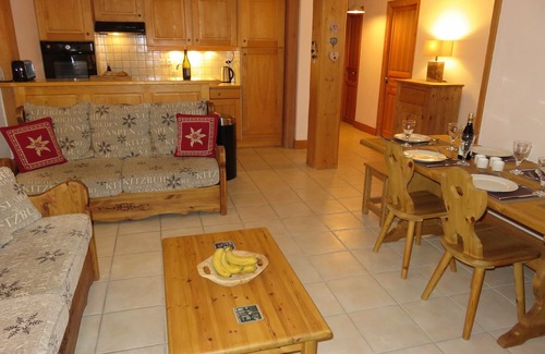 Samoens Apartment | Holiday Apartment in Samoens Centre 60mܑ 2 bedrooms + bunk room Wi-Fi TV & DVD