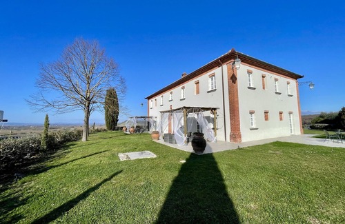 Valiano Apartment | Holiday Apartment "Peonie" with Shared Pool, Shared Garden & Wi-Fi