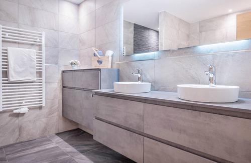 Valle Aurina Apartment | Holiday Apartment AlpenAppart App Weiße Zinne with Shared Whirlpool & Garden