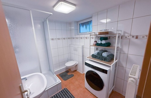 Knittlingen Apartment | Holiday Apartment 'Knittlingen' Dishwasher, Washing Machine, FREE Wifi, Private Parking