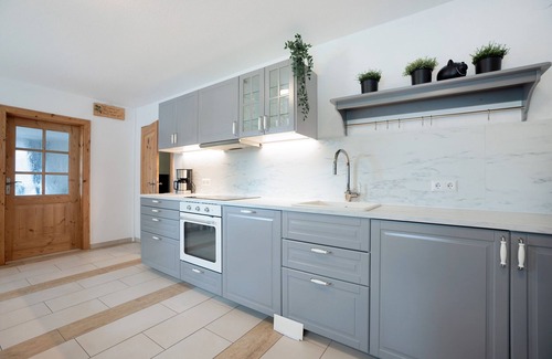 Friesenried Apartment | Holiday Apartment 'Löwenzahn' with Private Terrace, Shared Garden and Wi-Fi