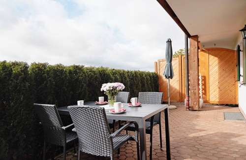 Friesenried Apartment | Holiday Apartment 'Löwenzahn' with Private Terrace, Shared Garden and Wi-Fi