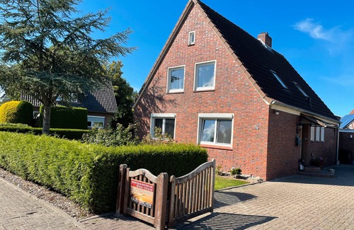 Horumersiel Apartment | Holiday Apartment 'Lenchen' with Garden, Terrace and Wi-Fi