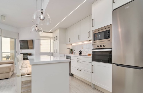 Playa Granada Apartment | Holiday Apartment "Luxury On The Beachfront" near beach with Shared Pool & Wi-Fi