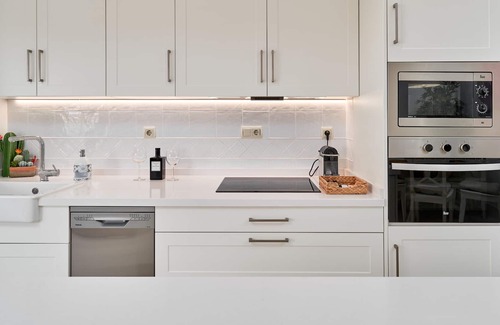 Playa Granada Apartment | Holiday Apartment "Luxury On The Beachfront" near beach with Shared Pool & Wi-Fi