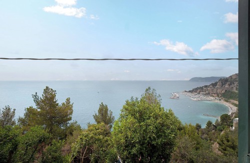Regione Monti Apartment | Holiday Apartment 'Oasi' with Sea View, Terrace & Wi-Fi