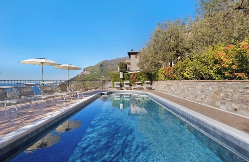 Oldesio Apartment | Holiday Apartment 'Rustico Spagnol 1' with Lake View, Pool & Wi-Fi