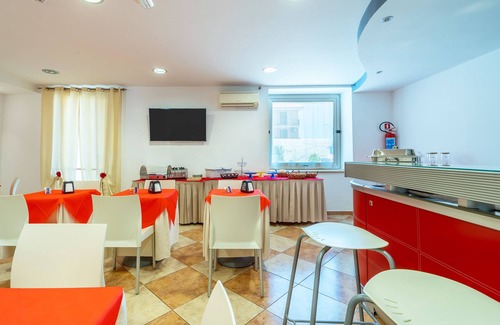 Cassibile Apartment | Holiday Apartment "San Martino Giorgia" with Balcony & Wi-Fi