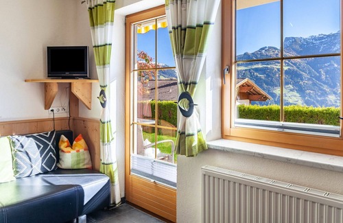 Hippach-Schwendberg Apartment | Holiday Apartment ‘Sonne’ with mountain view, near mountain railroad; sunny quiet position, Wi-Fi