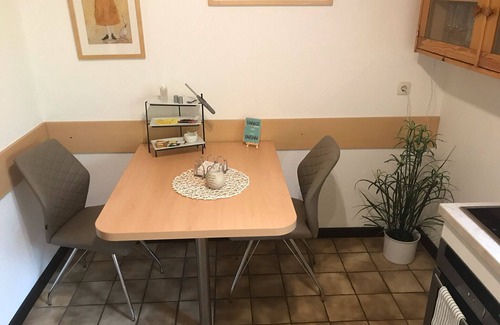 Korbecke Apartment | Holiday Apartment 'Stork' with Shared Garden