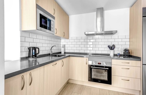 Torreblanca House | Holiday Apartment 'Torreblanca Deluxe Holiday Home' with Sea View, Shared Pool & Wi-Fi