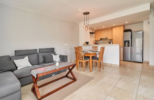 Velilla-Taramay Apartment | Holiday Apartment "Vistamar" with Sea View, Shared Pool & Wi-Fi